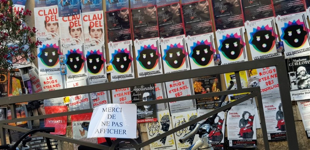 Mur d'affiches au Festival d'Avignon