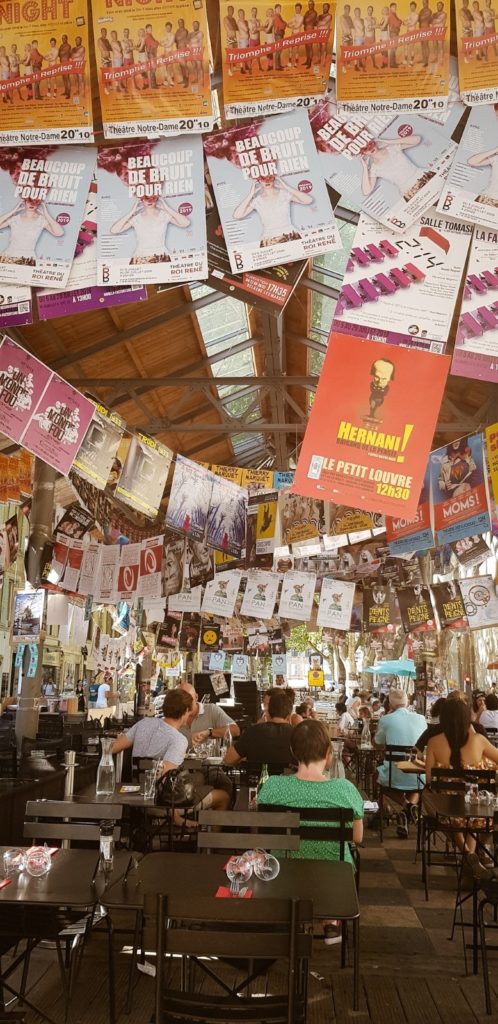 Terrasse de café au Festival d'Avignon