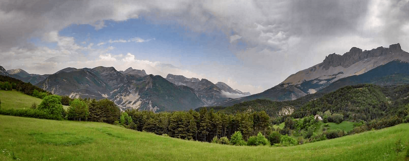 Paysage panoramique des Hautes-Alpes