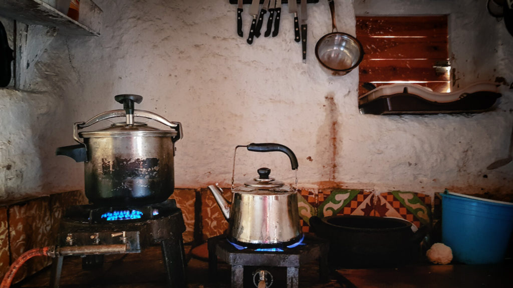 Dans la cuisine de Ahmed, le tajine mijote