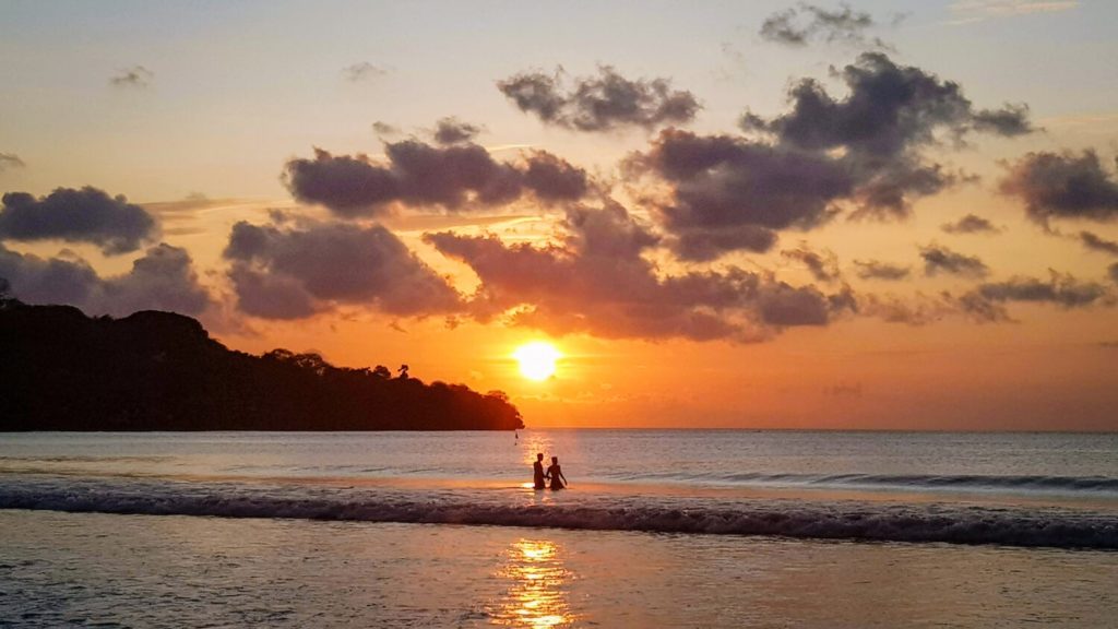 Coucher de soleil flamboyant sur la plage de Jimbaran à Bali