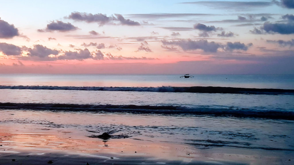 Coucher de soleil et couleurs rosées sur la plage de Jimabaran à Bali