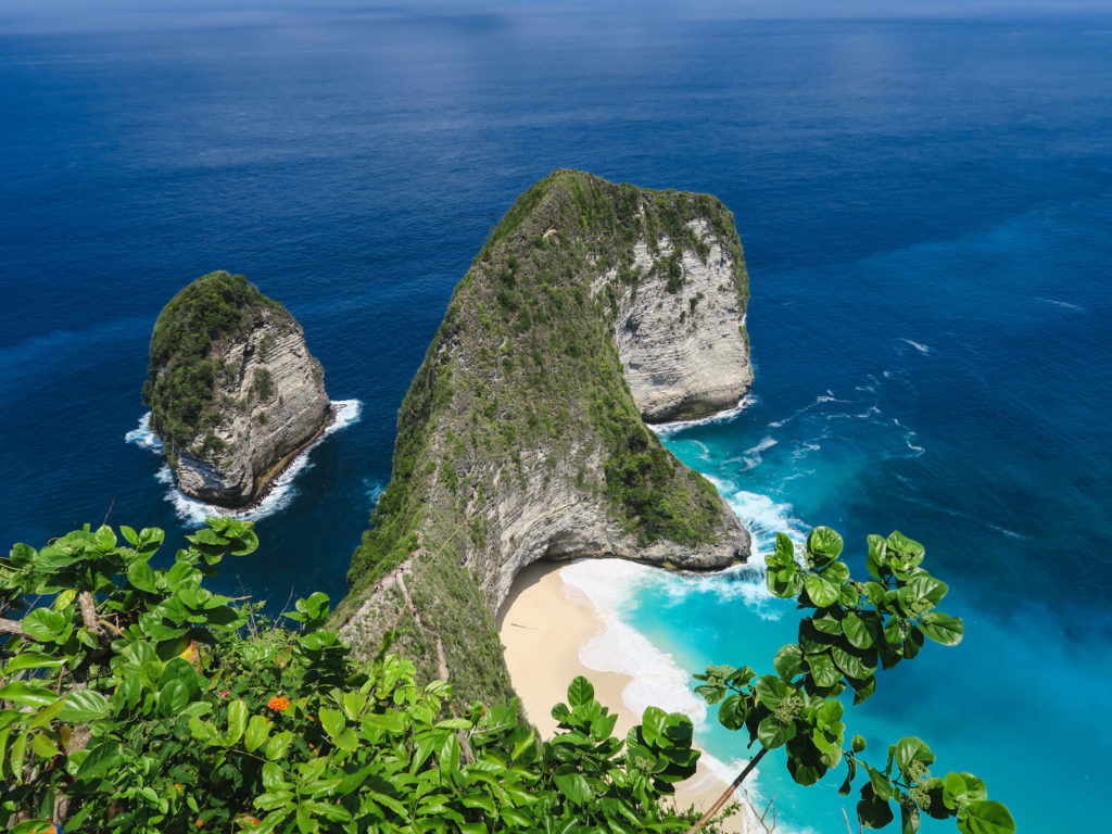 Le rocher T-Rex de Kelingking Beach à Nusa Penida, entouré d'une mer turquoise