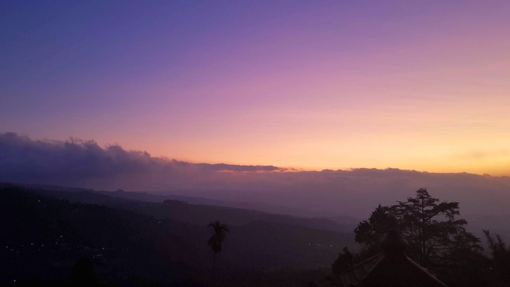 Festival de mauves et d'orangés dans le ciel de Munduk au soleil couchant