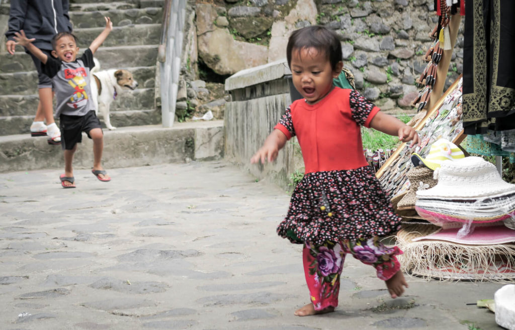 Enfants jouant devant Mengening Temple
