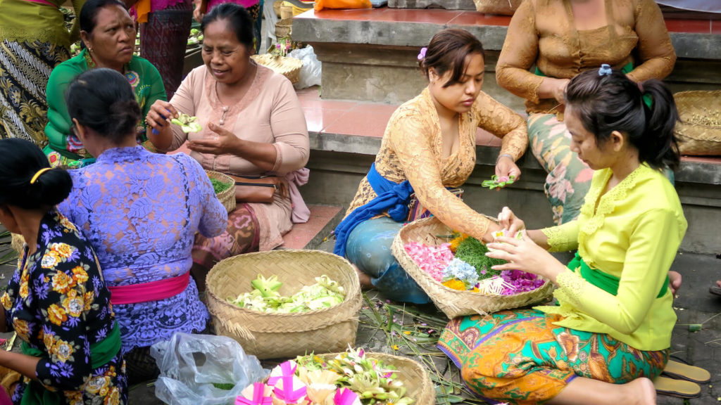 Femmes à Ubud préparant des paniers d'offrandes