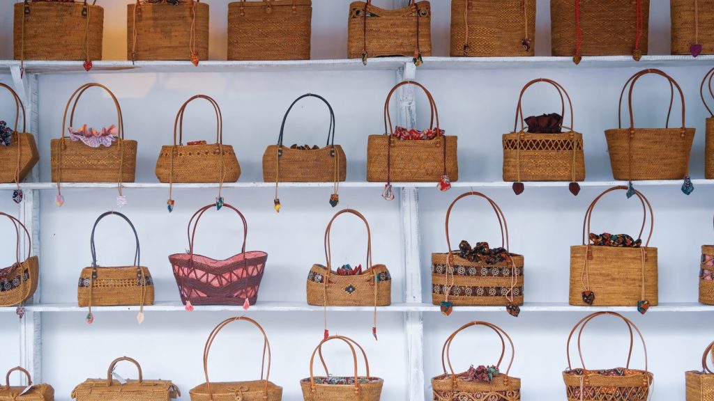 Sacs à main en osier dans une boutique de Ubud, Bali