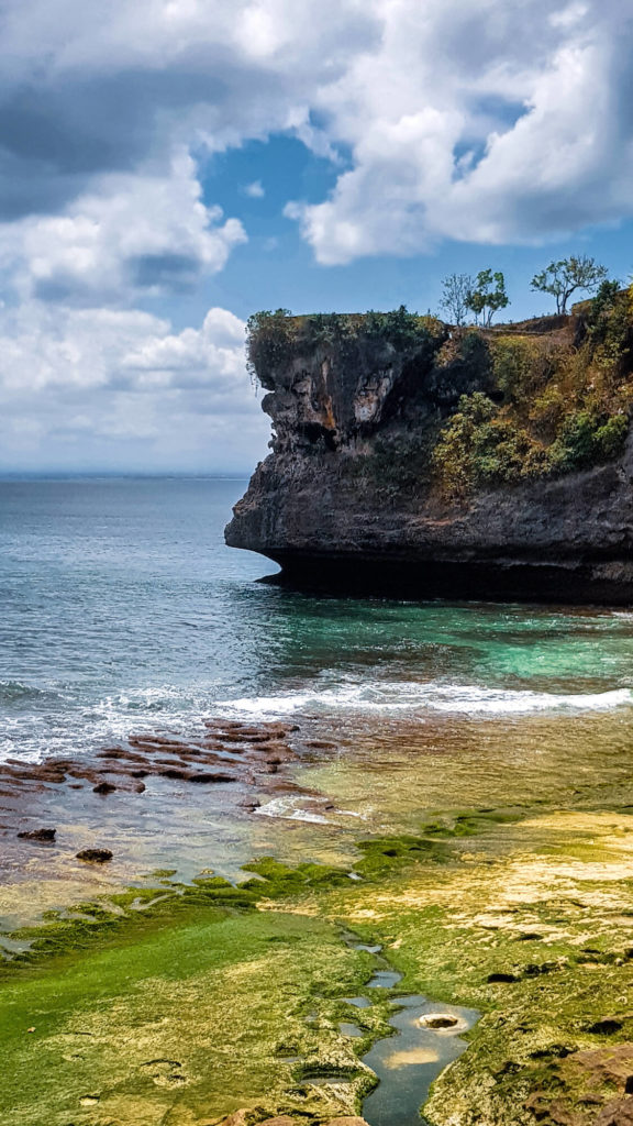Les falaises de la plage de Balangan Beach à marée basse, Bali