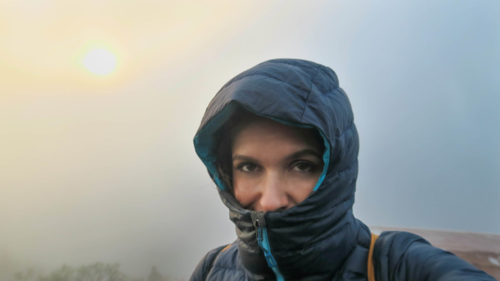 Aude au sommet du Mont Batur, emmitouflée dans sa doudoune