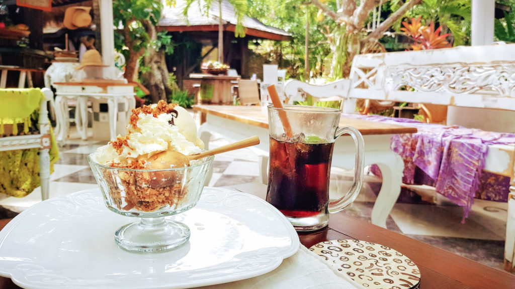 Glace décadente et coca frais au Alchemist Lounge à Jimabaran, Bali