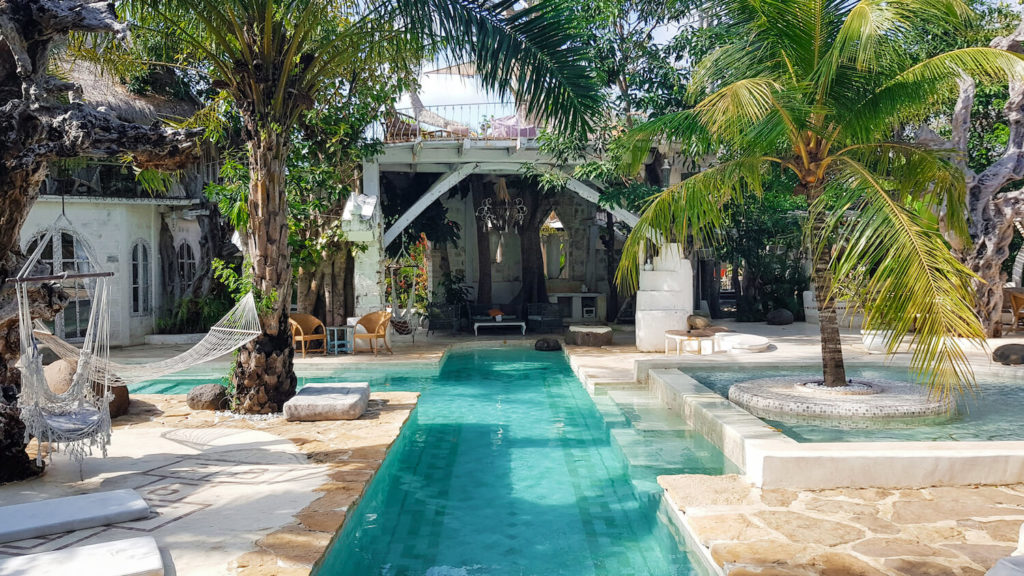 Les piscines turquoises du restaurant The Alchemist Lounge à Bali