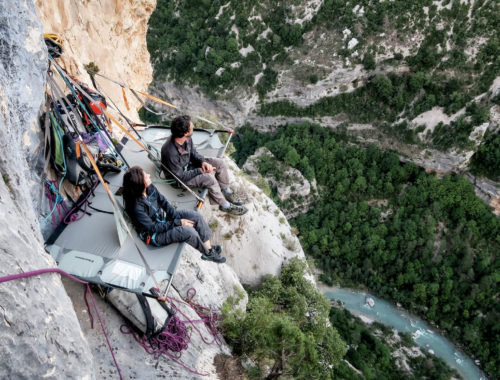 Assis sur le portaledge au dessus des gorges du Verdon