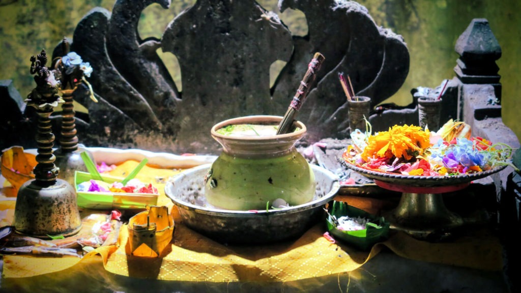 Offrandes dans le temple de Goa Giri Putri à Nusa Penida, Bali