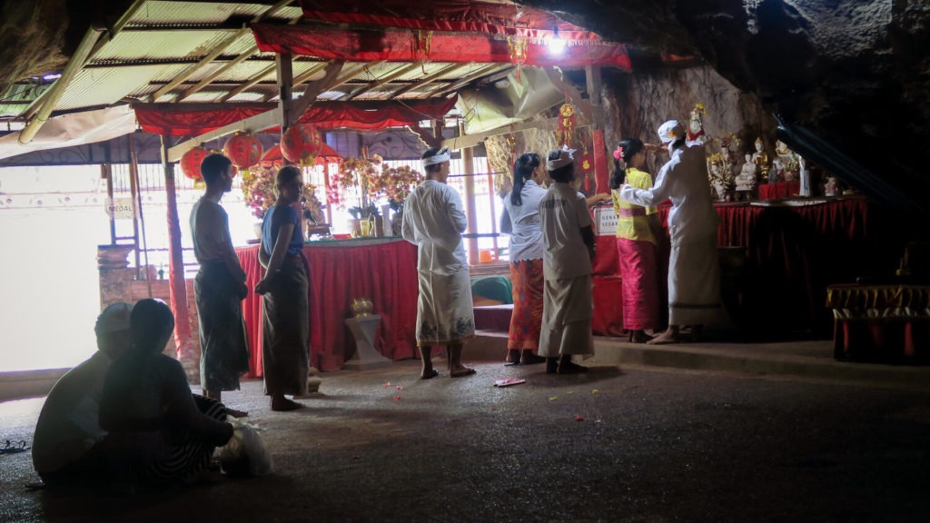 Cérémonie et rituel de purification au temple de Goa Giri Putri sur l'île de Nusa Penida