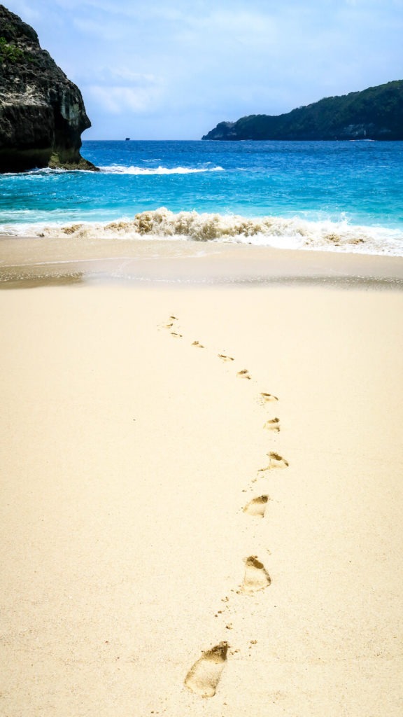 Traces de pas sur le sable blond à Kelngking beach, Nusa Penida, Bali