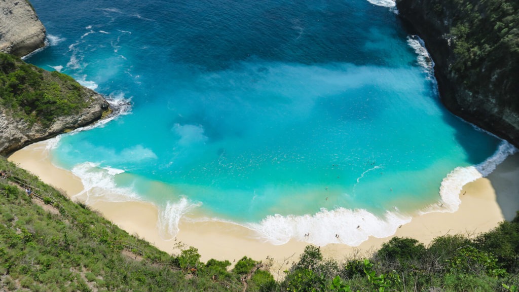 Les eaux turquoise de la plage de Kelingling Beach à Nusa Penida, Bali