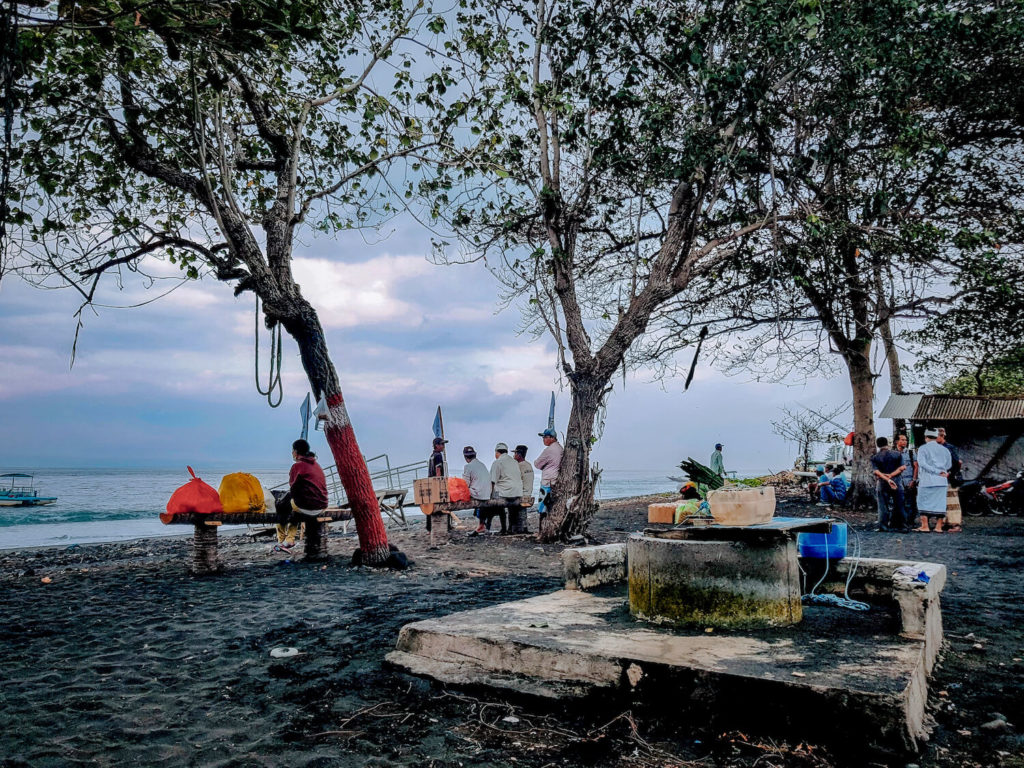 La plage de sable noir, terminal du ferry de Kusamba à Bali