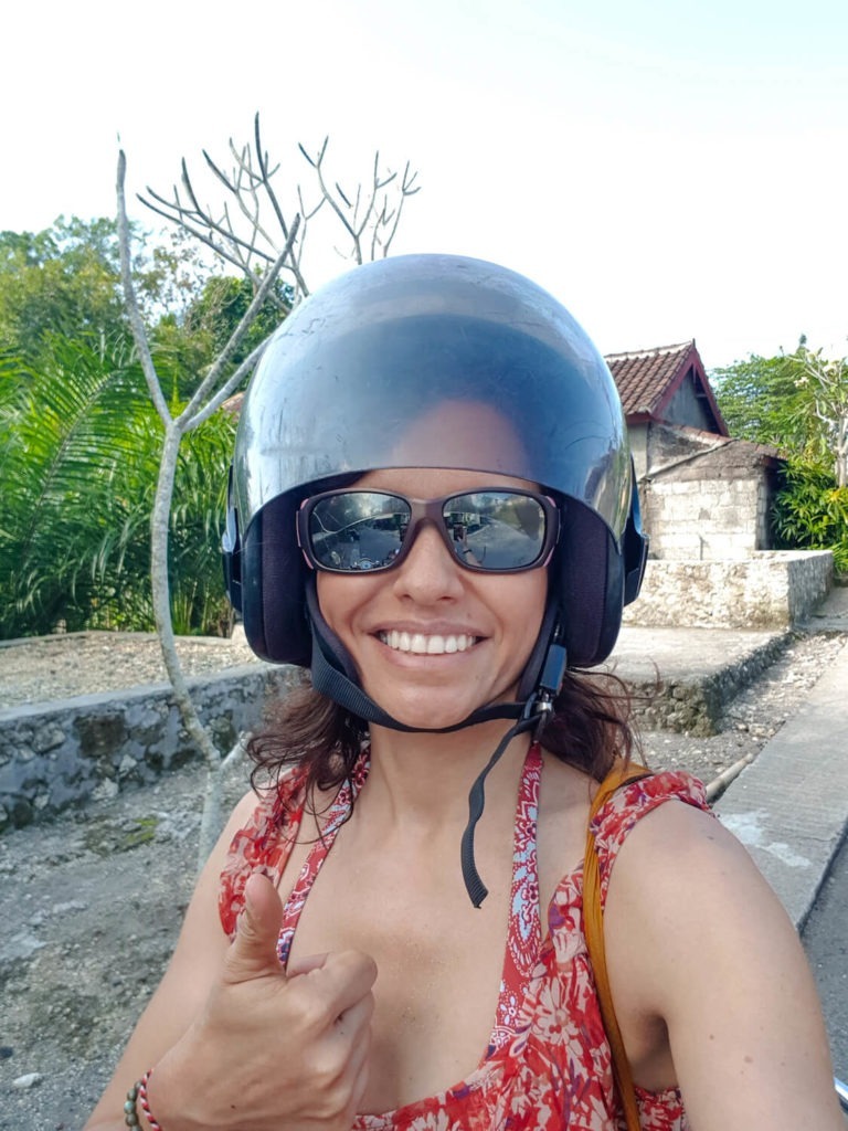Selfie avec casque de scooter à Bali