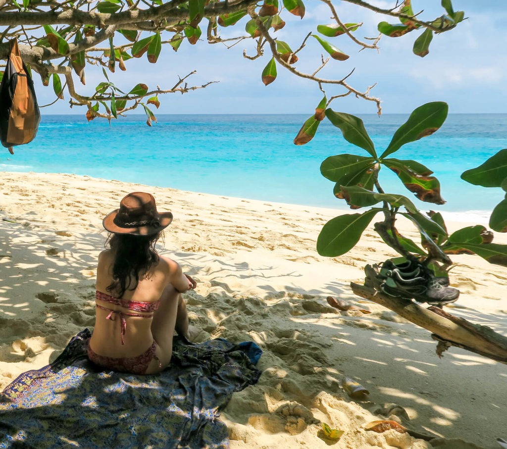 Pause ombragée sur la plage de Kelingking beach à Nusa Penida, Bali