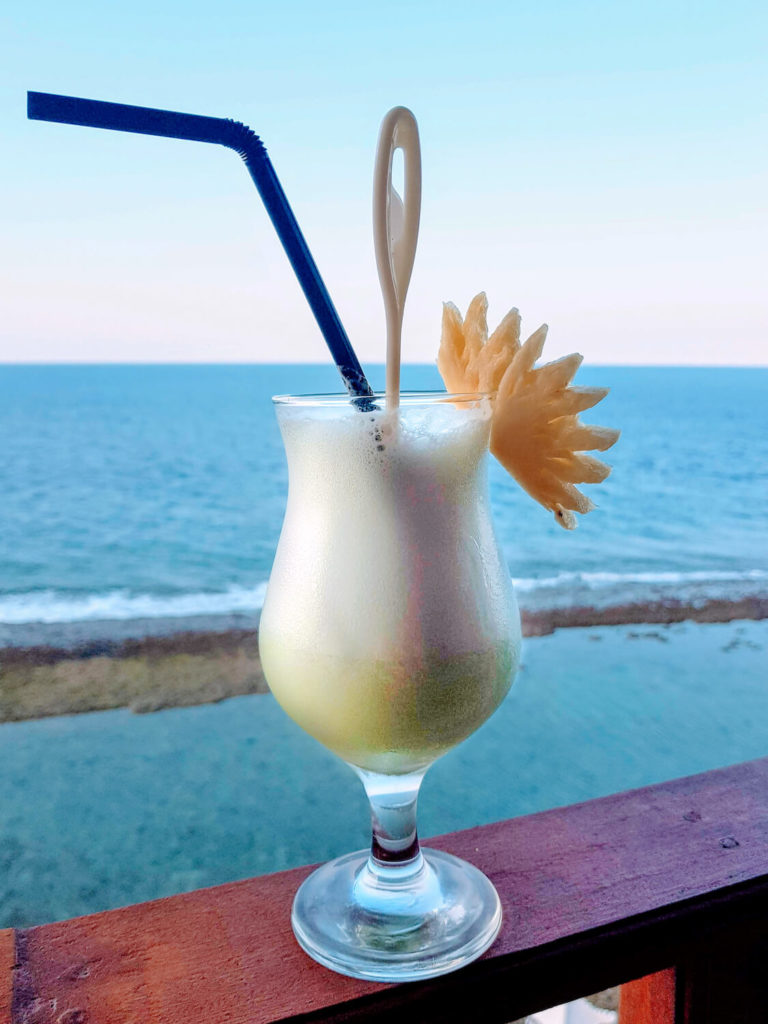 Cocktail sur fond de mer bleue à Nusa Penida, Bali