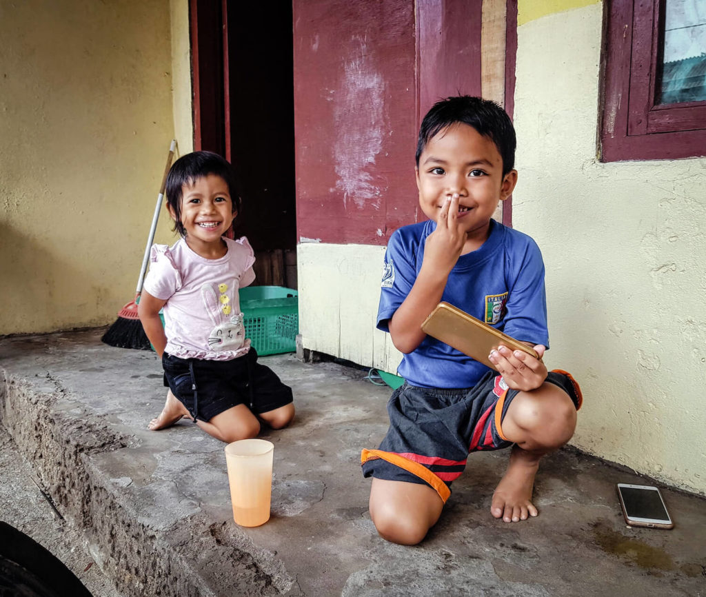 Enfants jouant sur l'île de Nusa Penida, Bali