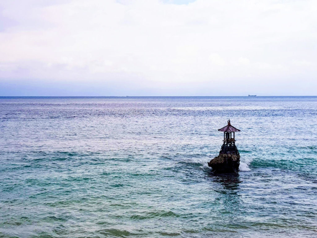 Fin de journée sur l'Océan sur l'île de Nusa Penida, Bali
