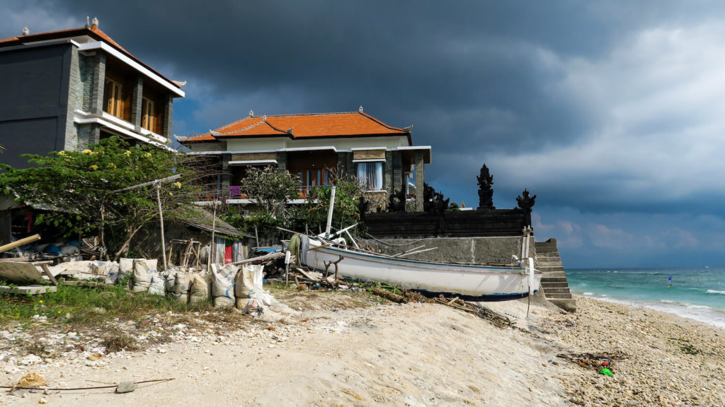 Plage de Nusa Penida à Bali, juste avant l'orage