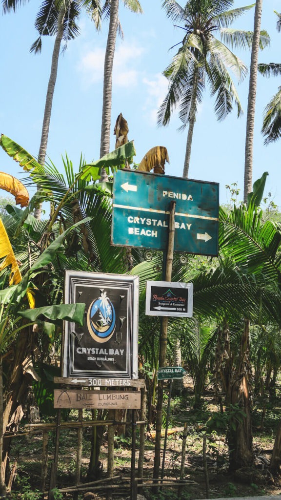Panneaux de signalisation dans le secteur de Crystal Bay à Nusa Penida, Bali