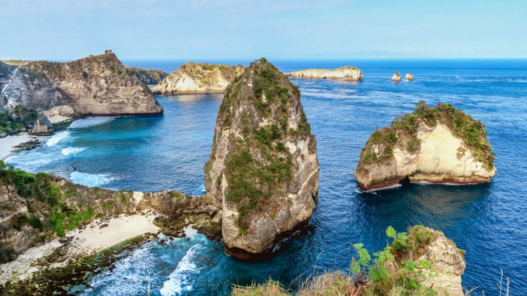 Les rochers impressionnants du site Thousand Islands Viewpoint à Nusa Penida, Bali