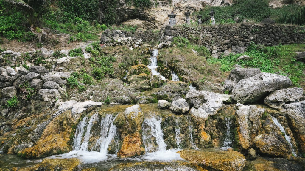 Cascades sur le site de Seganing Waterfall à Nusa Penida, Bali