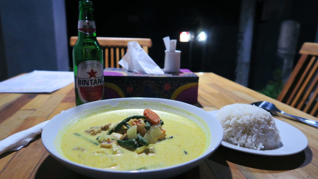 Dîner simple mais efficace à Nusa Penida composé d'un curry et d'une bière