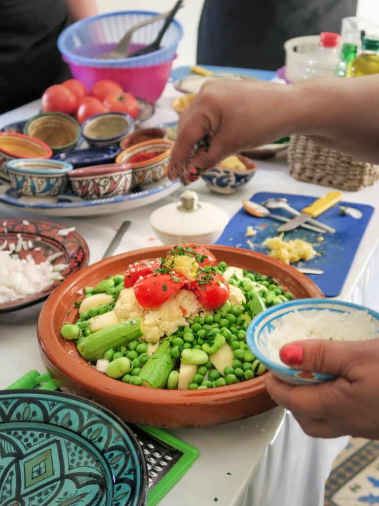 Cours de cuisine à Marrakech avec tajine aux légumes, pommes de terre, petits pois, tomate et courgette