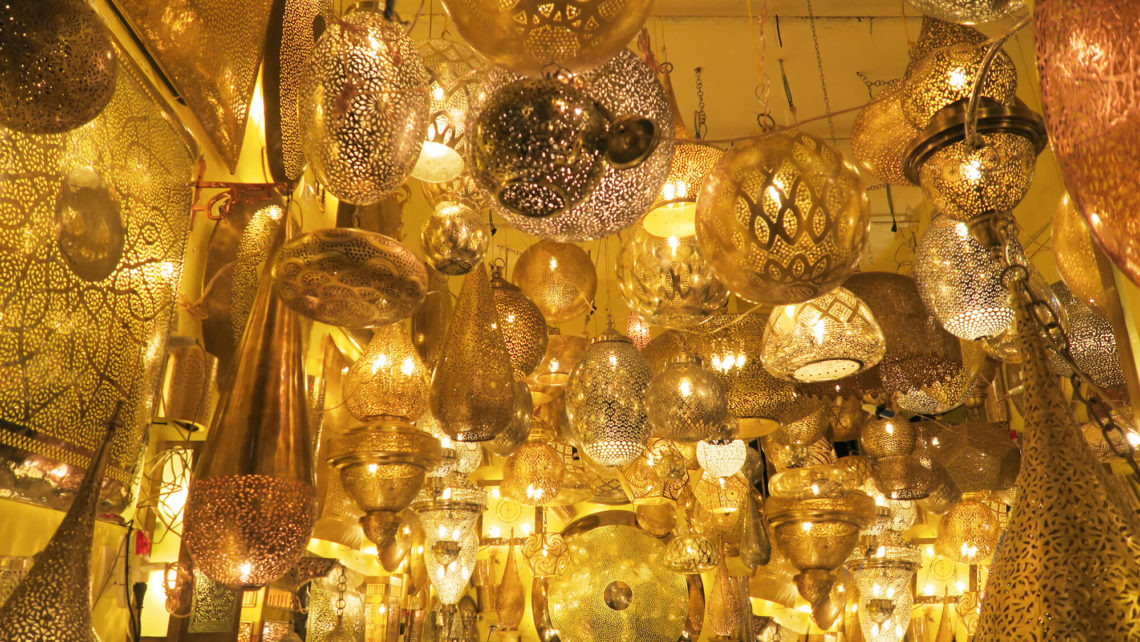 Boutique de luminaires et lanternes dans les souks de Marrakech