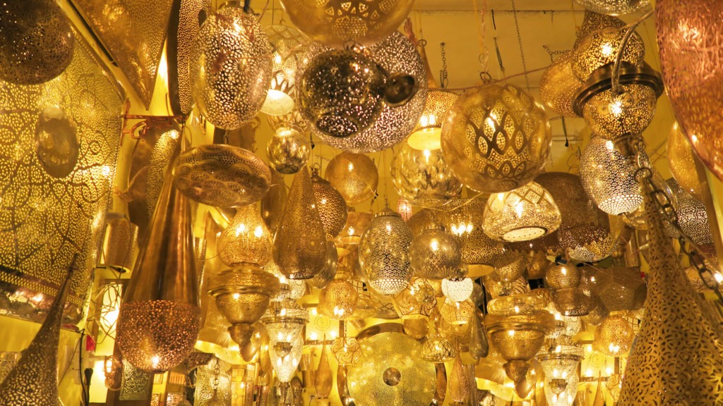 Boutique de luminaires et lanternes dans les souks de Marrakech