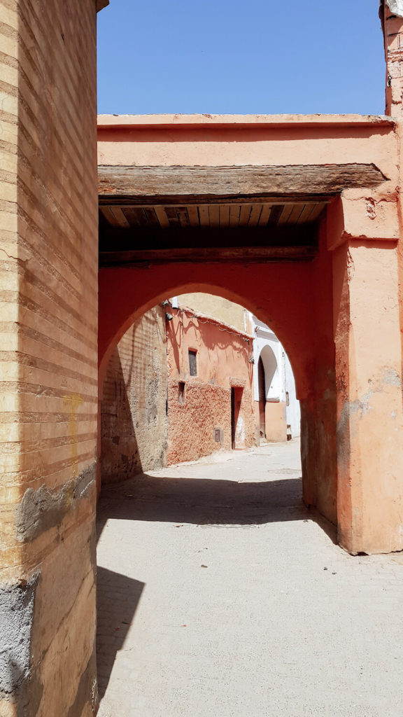 Ruelle déserte de la médina de Marrakech