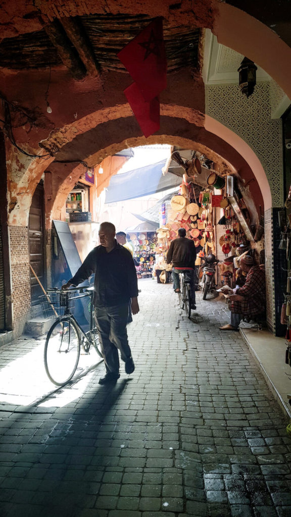 Homme à vélo dans la médina de Marrakech, Maroc