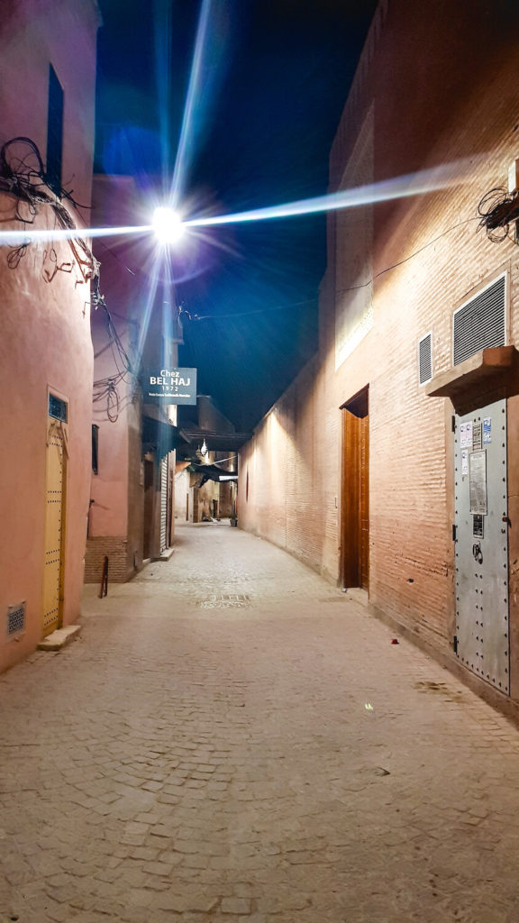 Ruelle la nuit dans la médina de Marrakech