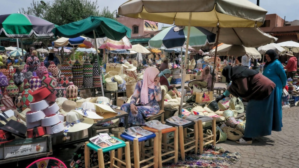 Etal d'articles en osier le marché de la place aux épices à Marrakech