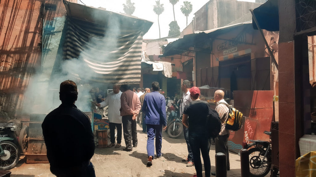 Scène de rue des quartiers nord de la médina de Marrakech