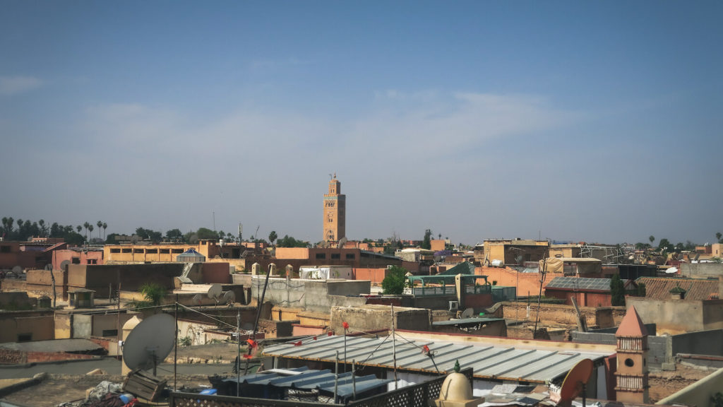 Vue des toits de Marrakech, avec le minaret de la Koutoubia en fond