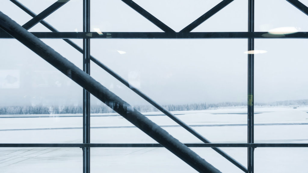 Photo prise à traers la baie vitrée de l'aéroport de Rovaniemi, Finlande