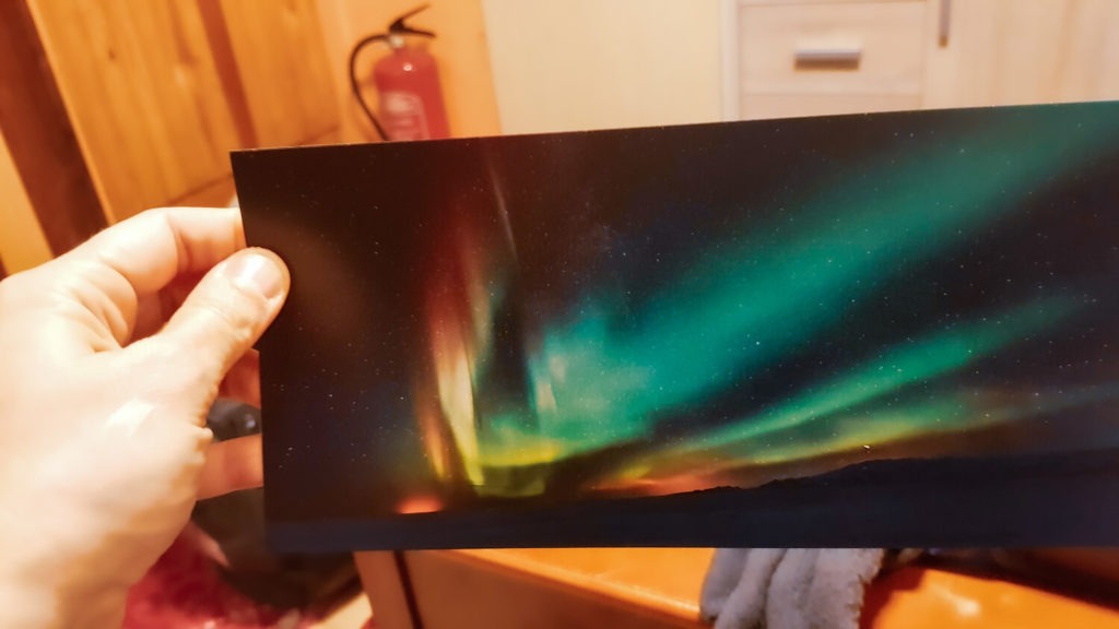 Carte postale d'aurore boréale avec main