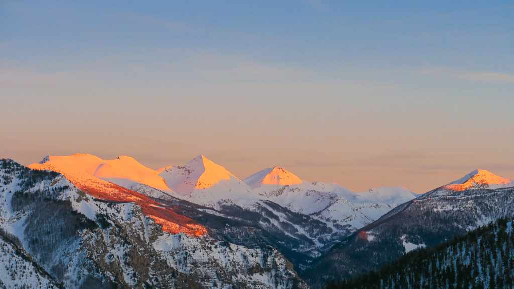 Chaîne de montagnes du Mercantour au soleil couchant