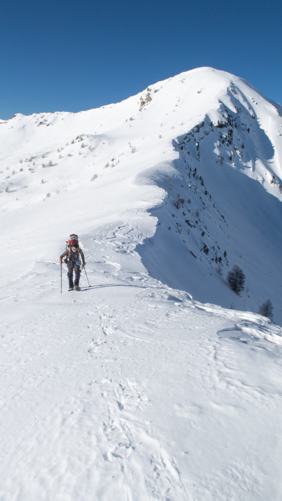 Homme en randonnée en raquettes sur une crête de montagne