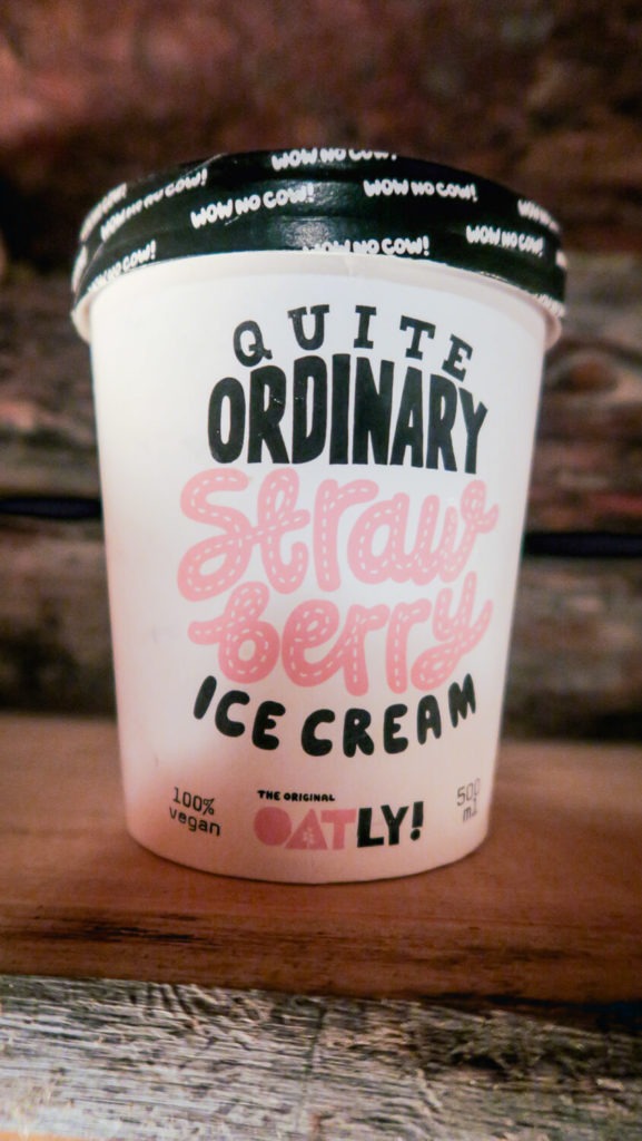 Pot de glace à la fraise finlandais
