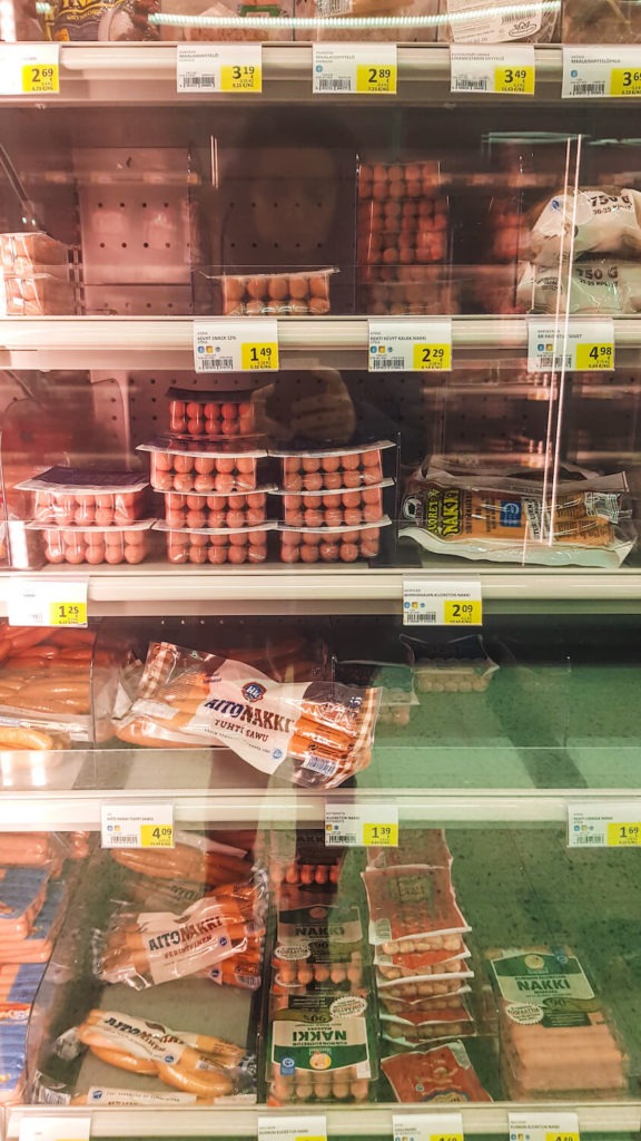 Rayon de saucisses dans un supermarché de Laponie finlandaise