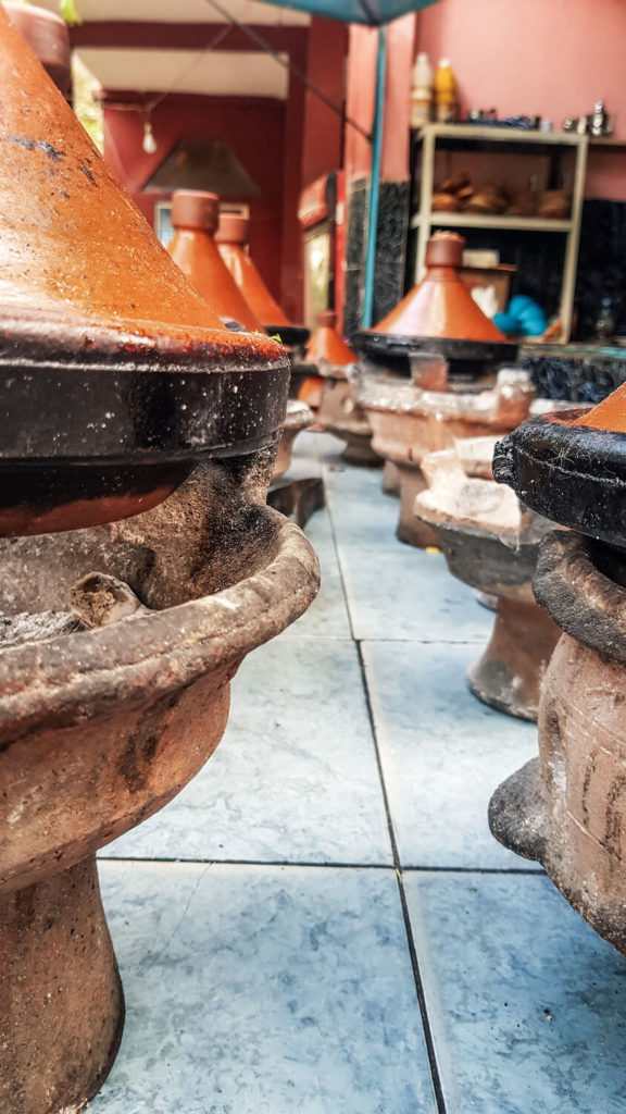 Tajines en terre cuite dans le village de Setti Fatma