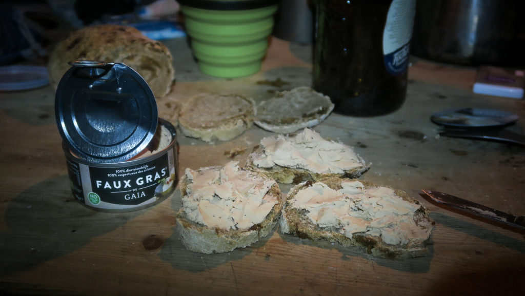 Toasts de Faux Gras sur table en bois