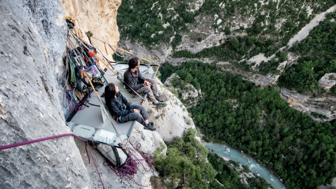 Assis sur le portaledge au dessus des gorges du Verdon