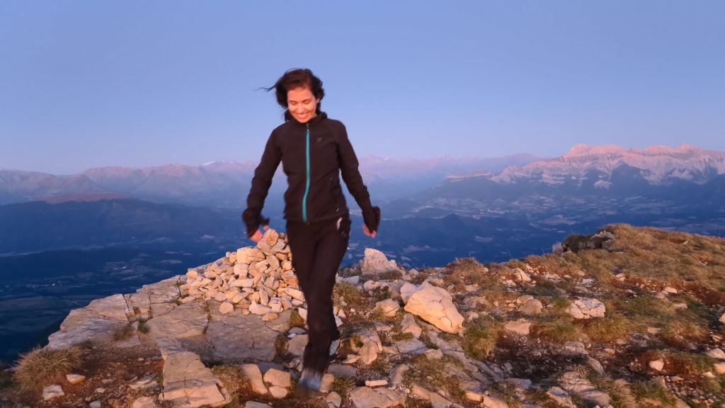 Femme près du cairn sommital Mont Aiguille